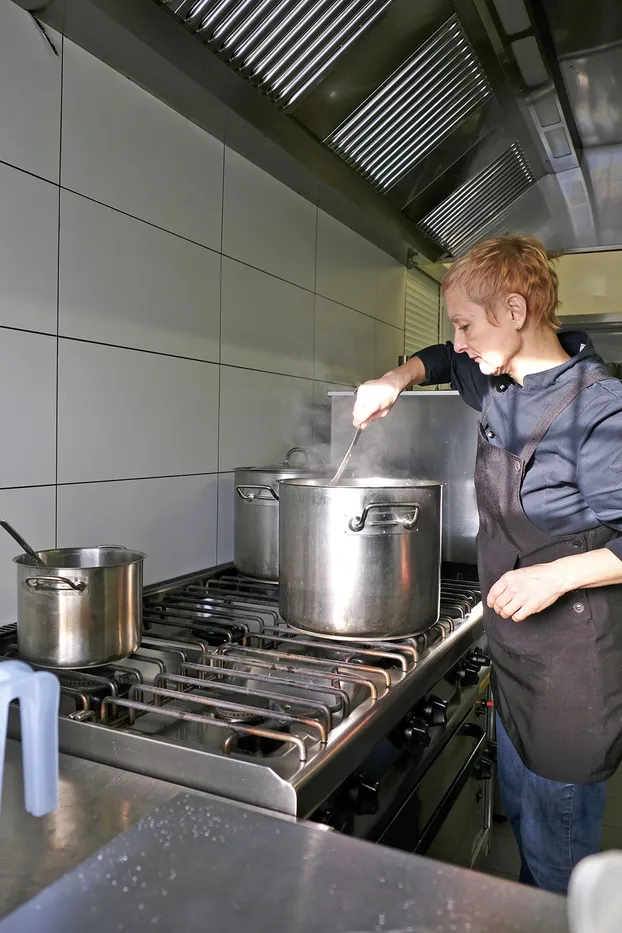 Kochen in der Gesunden Übrigküche vom Strassenfeger e.V. bei strassenfeger e.V.