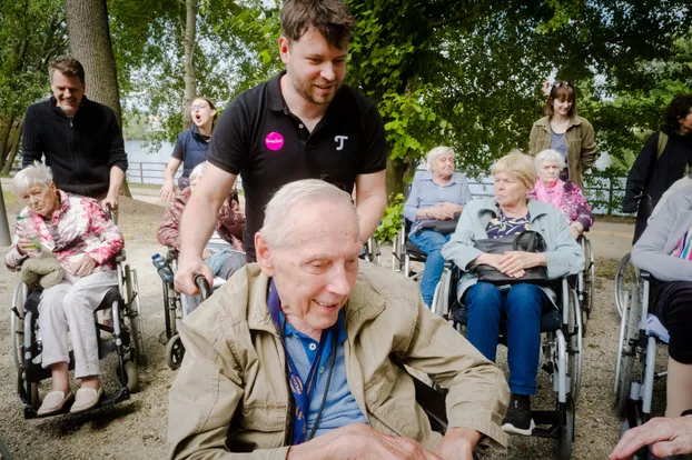 Alltag verschönern! Mache älteren, pflegebedürftigen Menschen eine Freude und besuche sie!  by Stiftung Unionhilfswerk Berlin - Team die freiwilligen im Unionhilfswerk