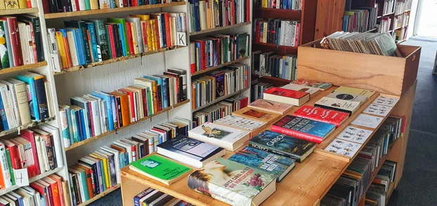 Unterstütze uns samstags in unserem kleinen Buchladen in Neukölln