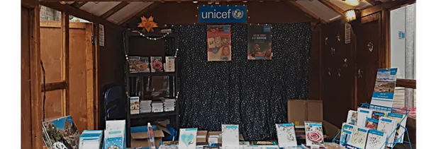 Unicef Grußkarten Verkäufer auf dem Weihnachtsmarkt am Potsdamer Platz by UNICEF Arbeitsgruppe Berlin