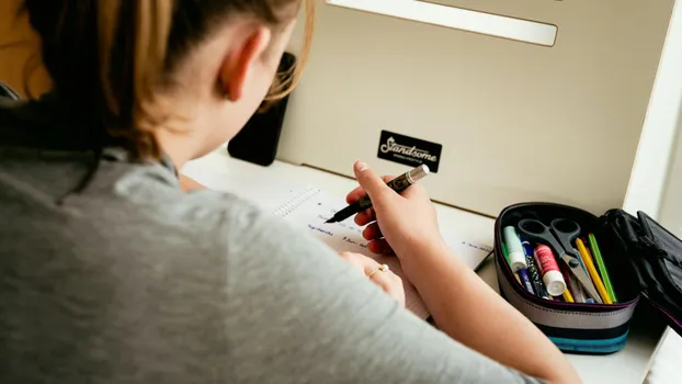 Nachhilfe für Schulkinder in der Gemeinschaftsunterkunft Hardtstraße