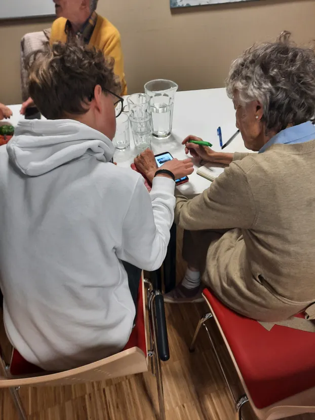 Pasing: Unterstütze die Smartphone-Sprechstunde für Senior*innen by youngcaritas München