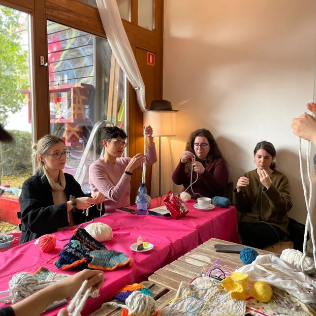 Leiter*in eines Strickworkshops im Community Cafe in Fhain by Wellbeing for Everyone gUG