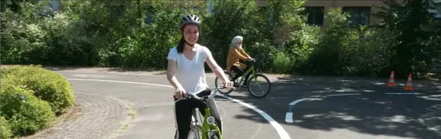 Fahrrad-Anschieberin - Radfahren lernen für Frauen* by ADFC Berlin e.V.