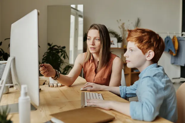 Werde Mentor*in für Schulkinder & unterstütze beim Lernen oder bei Hausaufgaben bei Back on Track e.V.