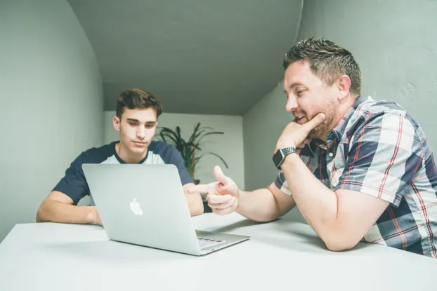 IT-Mentor*innen für geflüchtete Menschen im Großraum Nürnberg gesucht bei We Code IT Academy