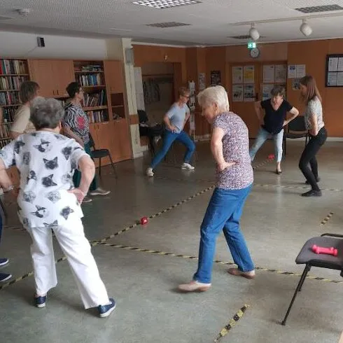 Sport frei! Anleitung eines Gymnastikkurses für Senior:innen bei Kommunale Begegnungsstätte "Rusche 43"