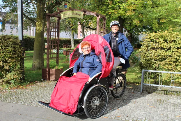 Fahrten durch Wolfsburg mit einer Elektro Fahrrad-Rikscha für ältere Menschen bei AWO Wohn- und Pflegeheim "Goethestraße" Wolfsburg