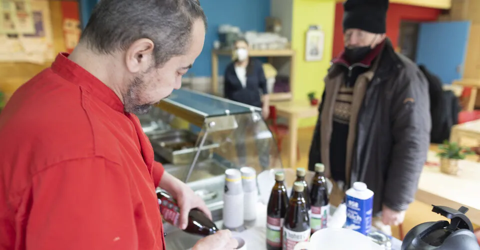 Eine Mahlzeit für arme und obdachlose Menschen