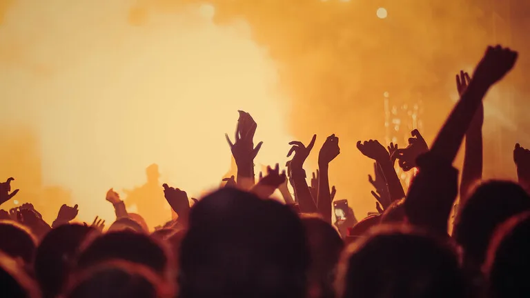 https://www.deutschlandfunknova.de/beitrag/sexuelle-belaestigung-bei-festivals-begrabscht-zwischen-buehne-und-zeltplatz